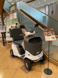 可新図書館にセニアカー？